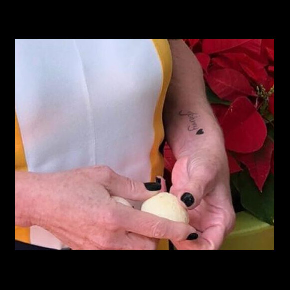 Ana Maria Braga escreveu o nome do namorado, Johnny, com um coração do lado