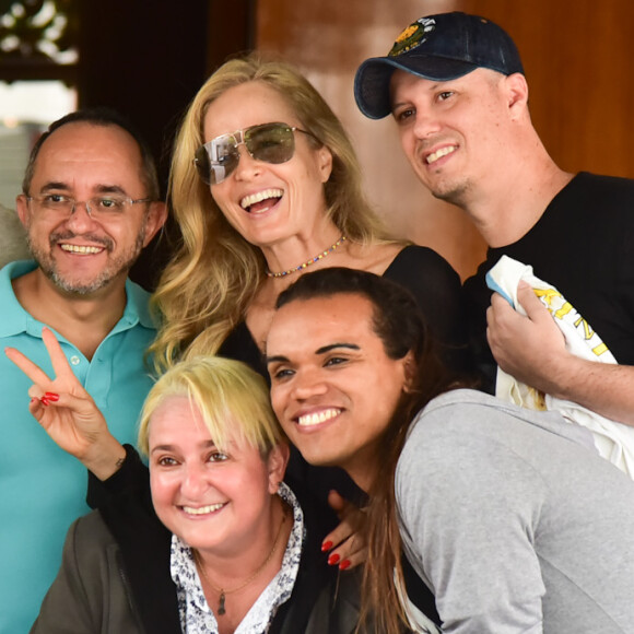 Angélica foi cercada por fãs ao deixar hotel de São Paulo nesta terça-feira, 10 de dezembro de 2019