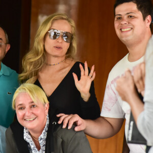 Angélica conversou com grupo de fãs ao deixar hotel de São Paulo