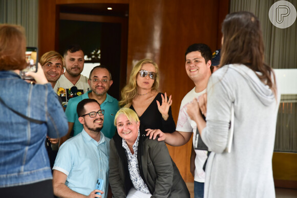 Angélica conversou com grupo de fãs ao deixar hotel de São Paulo