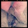 Grazi Massafera postou uma foto dos pés da sua filha com Cauã Reymon, Sofia, pela primeira vez na praia, em Fernando de Noronha