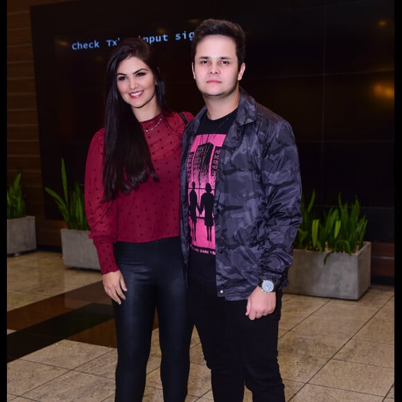 Acompanhado da mulher, o sertanejo Matheus se reuniu com mais famosos vão na pré-estreia do filme 'Minha Mãe é Uma Peça 3', em São Paulo, na noite desta quarta-feira, 11 de dezembro de 2019