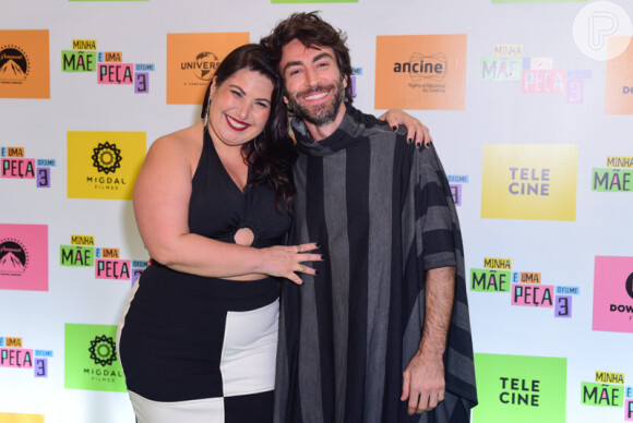 Irmãos no filme 'Minha Mãe é Uma Peça 3', Mariana Xavier e Rodrigo Pandolfo posam abraçados em pré-estreia