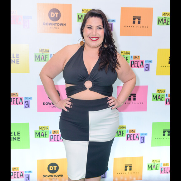 Mariana Xavier aposta em look P&B e chama atenção de barriga à mostra em lançamento de filme