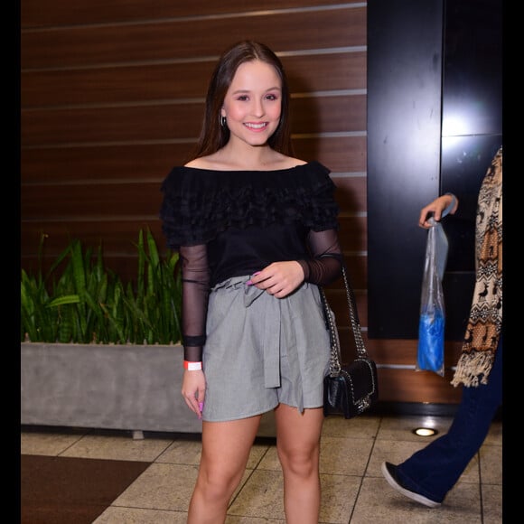 Larissa Manoela aposta em look casual com transparência para ida ao cinema