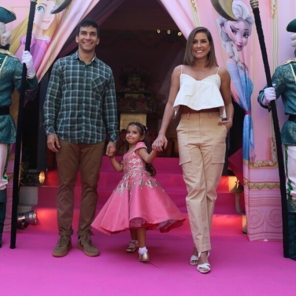 Deborah Secco e Hugo Moura comemoraram o aniversário de 4 anos da filha, Maria Flor