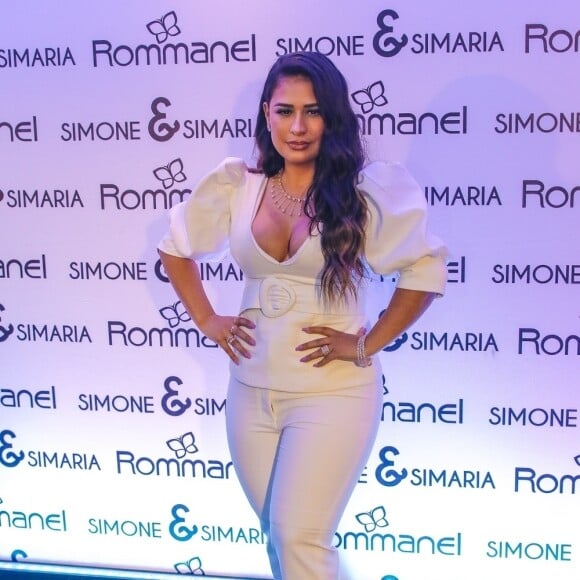 Simone, da dupla com Simaria, valorizou o corpo em look all white