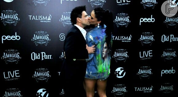 Graciele Lacerda trocou beijos com Zezé Di Camargo em bastidor de show