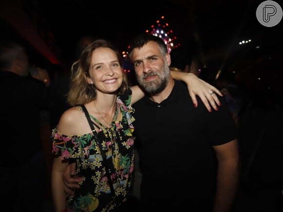 Fernanda Rodrigues e o marido, Roani Carneiro, foram ao show 'Amigos 20 anos' no Rio de Janeiro