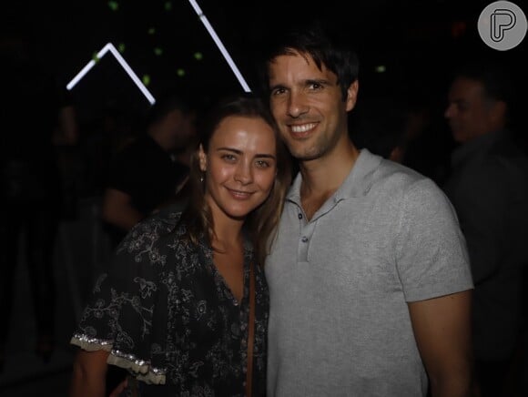 Juliana Silveira e o marido, John Vergara, estiveram no show 'Amigos 20 anos' no Rio de Janeiro