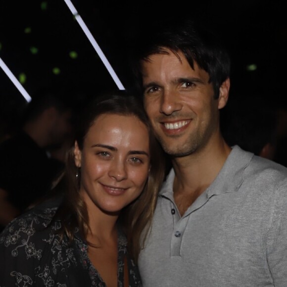 Juliana Silveira e o marido, John Vergara, estiveram no show 'Amigos 20 anos' no Rio de Janeiro