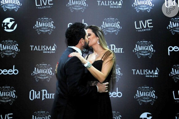 Luciano Camargo trocou beijos com a mulher, Flávia, em bastidor do show 'Amigos 20 anos'