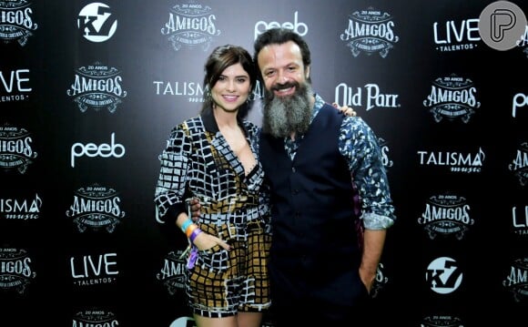 Julianne Trevisol e o namorado, Amon Lima, conferiram show 'Amigos 20 anos' no Rio de Janeiro