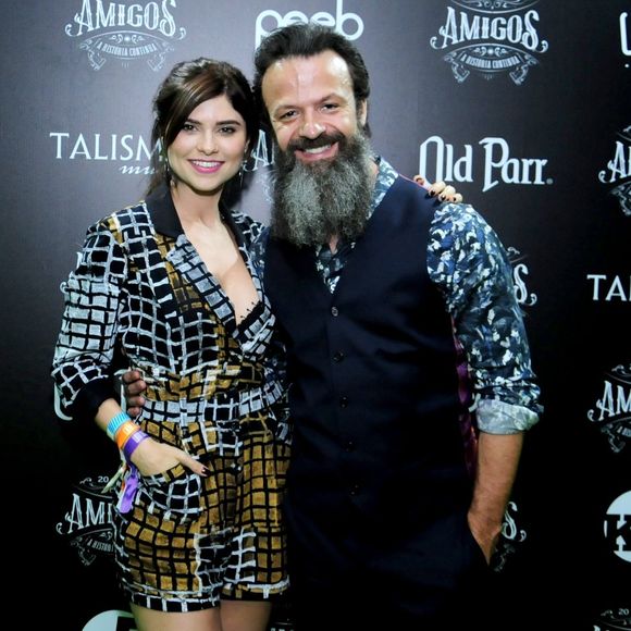 Julianne Trevisol e o namorado, Amon Lima, conferiram show 'Amigos 20 anos' no Rio de Janeiro