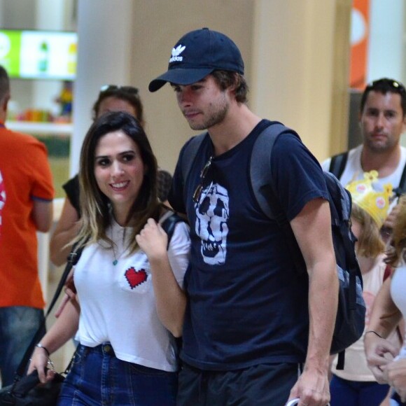 Tatá Werneck e Rafael Vitti levaram Clara Maria para um almoço em família em um shopping do Rio