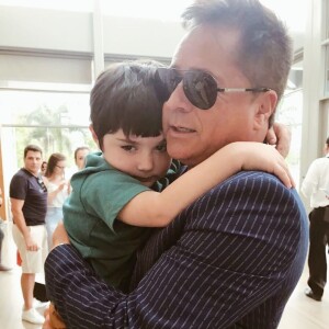 Leonardo posou com o neto Noah, filho de Jéssica Costa e Sandro Pedroso