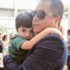 Filho de Jéssica Costa ganhou abraço do avô Leonardo em reencontro