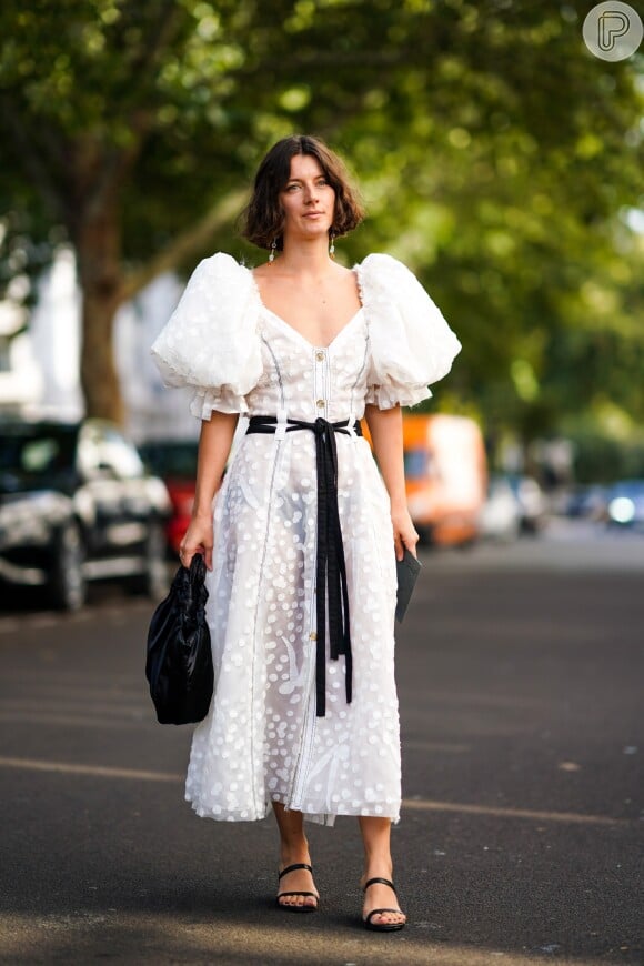 Vestido midi branco com estampa póa, manga bufante e transparência está em alta para a moda do próximo verão