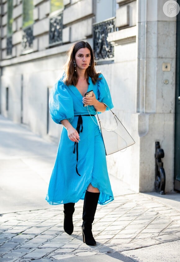 Vestido midi na moda: versão envelope com manga bufante e em tom azul vibrante é garantia de look fresh para verão 2020