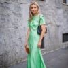 Vestido na moda 2020: modelo verde em tamanho midi e tecido mais elegante vai bem em produções casuais do dia a dia e até no office look