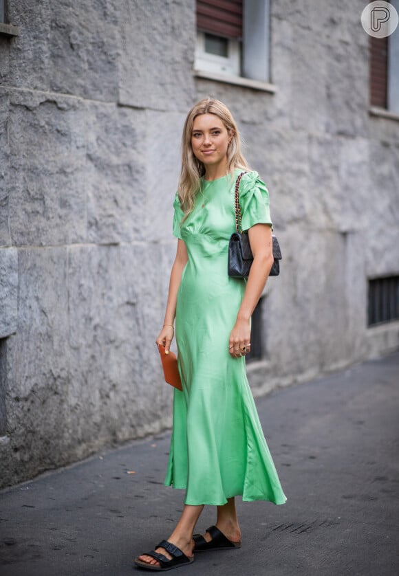 Vestido na moda 2020: modelo verde em tamanho midi e tecido mais elegante vai bem em produções casuais do dia a dia e até no office look