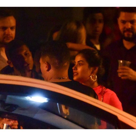 Munik Nunes e Felipe Araújo foram flagrados deixando juntos uma balada