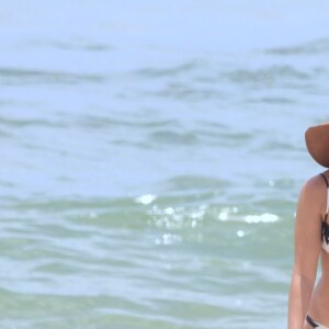Camila Pitanga é clicada por fotógrafo em dia de praia no Rio