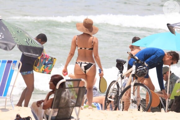 Camila Pitanga apostou em chapéu para dia de praia