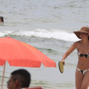 Camila Pitanga joga frescobol em praia no Rio de Janeiro