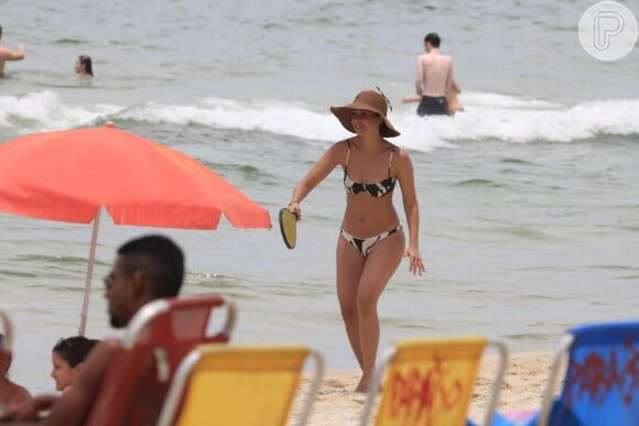 Camila Pitanga joga frescobol em praia no Rio de Janeiro