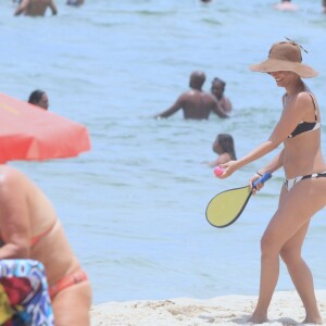 Camila Pitanga curte dia de praia no Rio de Janeiro