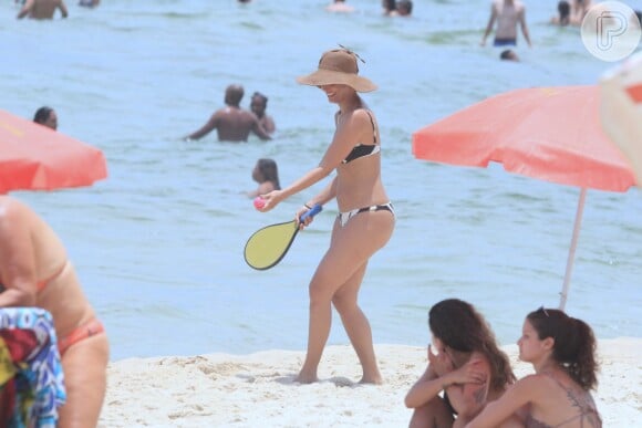 Camila Pitanga curte dia de praia no Rio de Janeiro