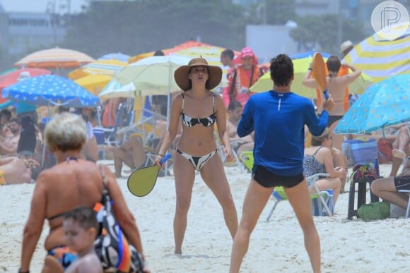 Camila Pitanga joga frescobol com amiga na Praia do Leblon