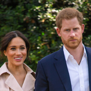 Meghan Markle e Príncipe Harry apareceram atentos e encantados com o filho, Archie, em foto de cartão de Natal