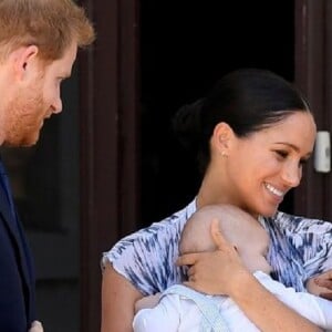 Archie, filho de Meghan Markle e Príncipe Harry, roubou a cena em cartão de Natal da família