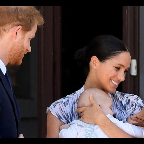 Archie, filho de Meghan Markle e Príncipe Harry, roubou a cena em cartão de Natal da família