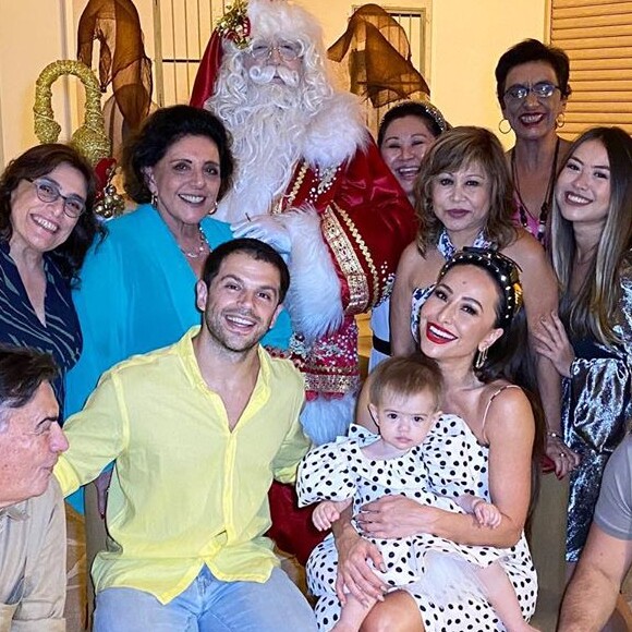 Sabrina Sato reuniu a família para o Natal e recebeu a visita de Papai Noel