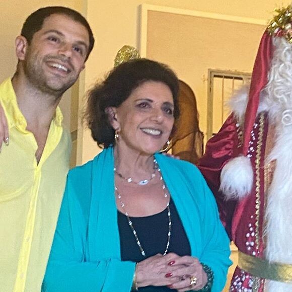 Duda Nagle e mãe, Leda Nagle, posaram com Papai Noel e dona Kika, mãe de Sabrina Sato