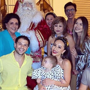 Filha de Sabrina Sato e Duda Nagle, Zoe, de 1 ano, recebeu a visita do Papai Noel nesta terça-feira, 24 de dezembro de 2019