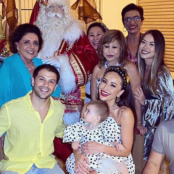 Filha de Sabrina Sato e Duda Nagle, Zoe, de 1 ano, recebeu a visita do Papai Noel nesta terça-feira, 24 de dezembro de 2019