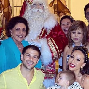 Filha de Sabrina Sato e Duda Nagle, Zoe recebeu a visita do Papai Noel nesta terça-feira, 24 de dezembro de 2019