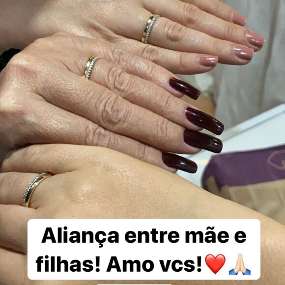 Maiara e Marais começaram a usar uma aliança com a mãe, Almira