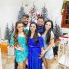 A dupla Maiara e Maraísa apostou em looks coloridos para o Natal em família