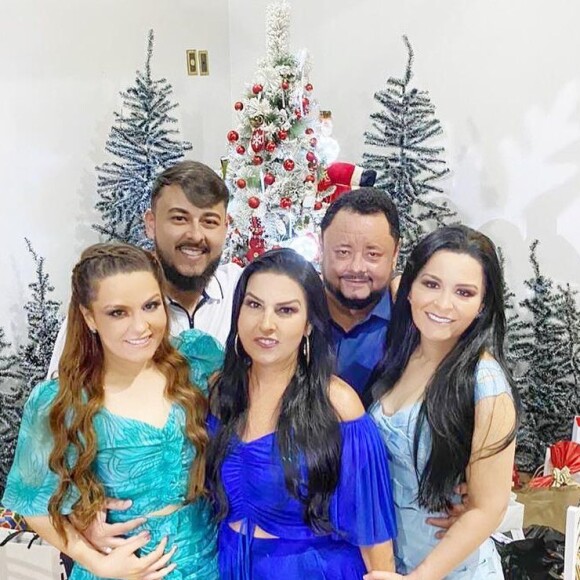 A dupla Maiara e Maraísa apostou em looks coloridos para o Natal em família
