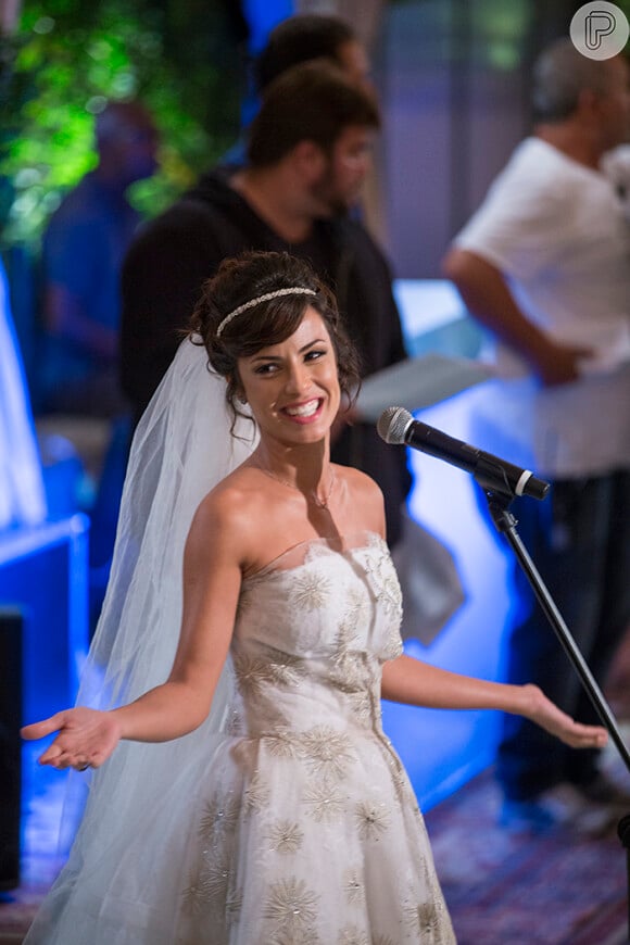 Andreia Horta canta Zizi Possi e Elis Regina nos intervalos das gravações da sequência de seu casamento na novela 'Império'