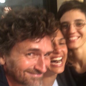 Camila Pitanga faz foto divertida com Beatriz Coelho e o ex-marido, o diretor de arte Claudio Amaral Peixoto