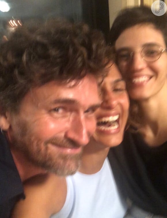 Camila Pitanga faz foto divertida com Beatriz Coelho e o ex-marido, o diretor de arte Claudio Amaral Peixoto