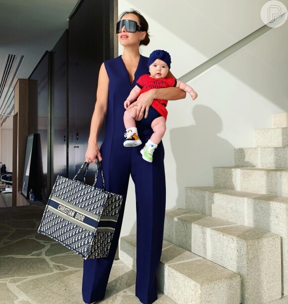Sabrina Sato combinou macacão longo com bolsa Christian Dior em foto com a filha, Zoe