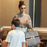Juliana Paes estampa sacola de luxo com seu nome e exibe acessório em shopping
