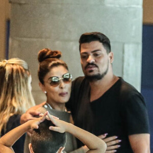 Juliana Paes cumprimenta amigos durante passeio no shopping Village Mall, nesta quinta-feira, 26 de dezembro de 2016